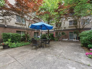 Courtyard seating at Boardwalk Senior Apartments